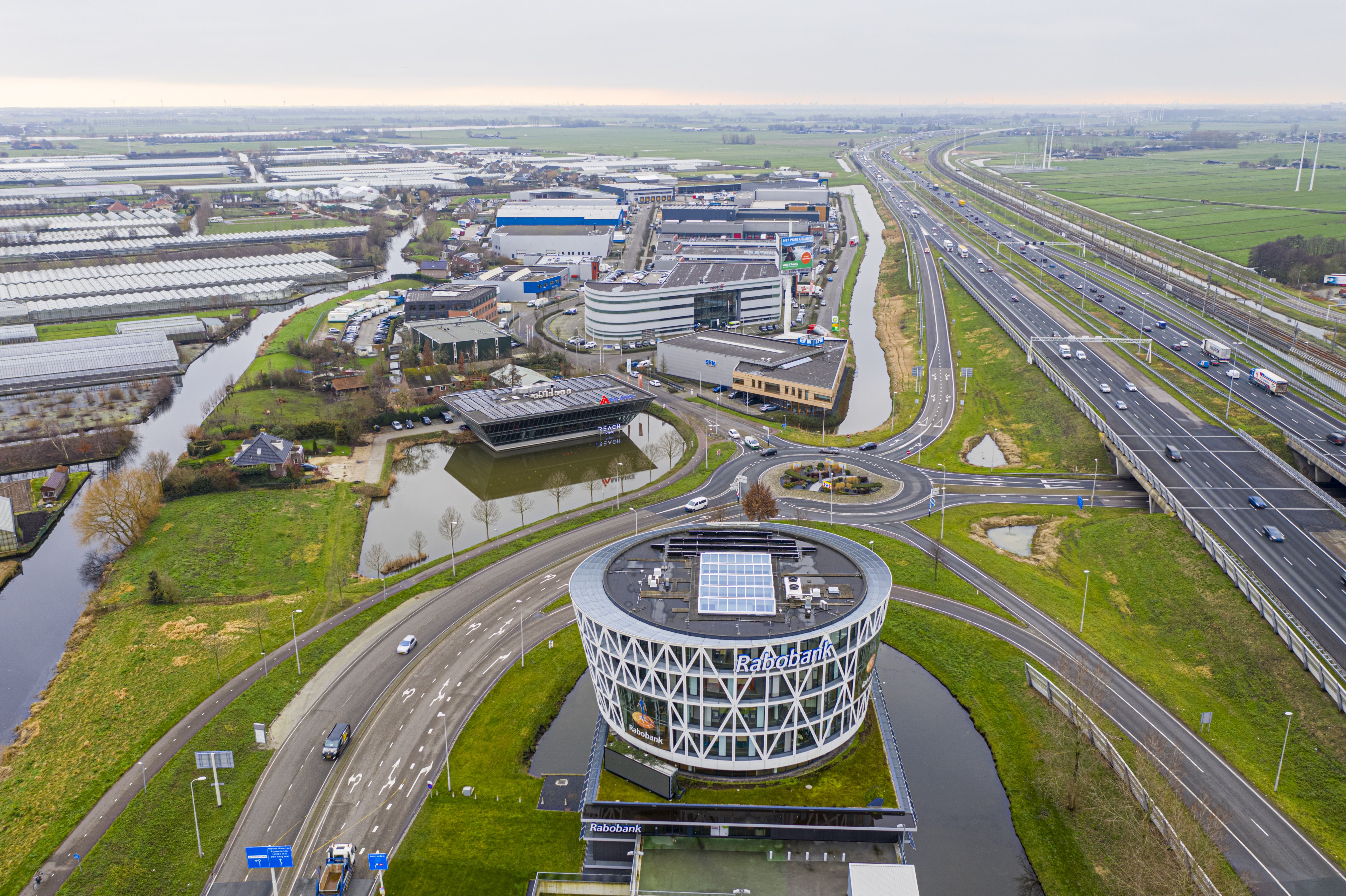 Plan voor restaurant met vergaderzalen in Rabobankgebouw Het Oog in Roelofarendsveen en een hotel er